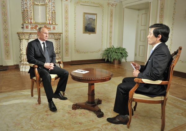 President Vladimir Putin (left) giving an interview to South Korea's KBS Television and Radio Broadcasting Company at his Novo-Ogaryovo residence, November 12, 2013. Right: Sohn Jang Won, Chief of the Korean Broadcasting System Moscow Bureau. - Sputnik International