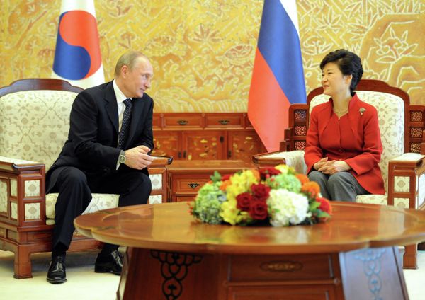 Vladimir Putin meeting South Korean President Park Geun-hye Nov. 13, 2013 Vladimir Putin meeting South Korean President Park Geun-hye Nov. 13, 2013 - Sputnik International