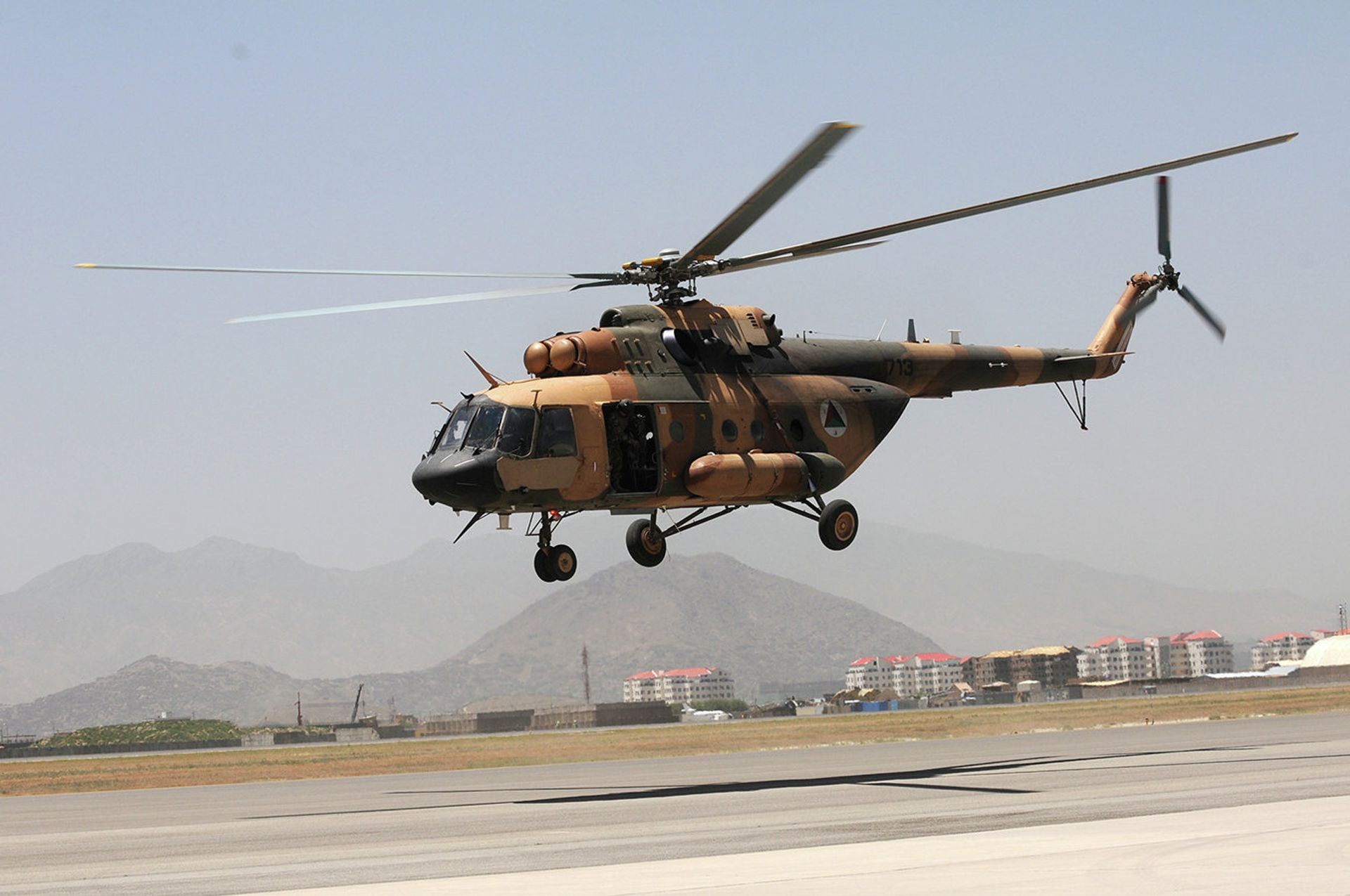 An Afghan Mi-17 helicopter takes off for an air-assault training flight from Kabul International Airport, Afghanistan - Sputnik International, 1920, 07.04.2025