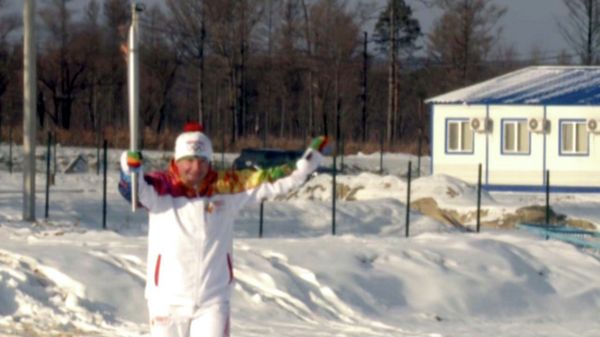 Cosmonaut Lonchakov Runs Across Vostochny Cosmodrome with Olympic Flame - Sputnik International