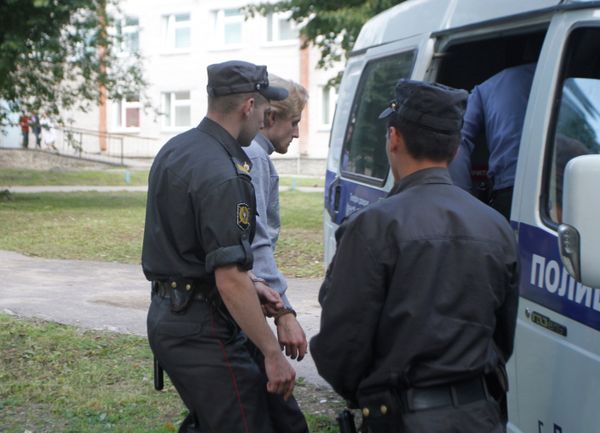Sergei Pchelintsev escorted to a detention facility in Aug. 2013 - Sputnik International