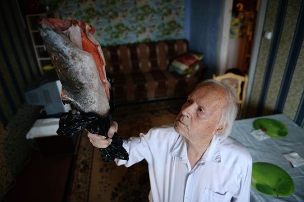 A Torch Made of Fish: Siberian Centenarian Trains for Olympic Relay - Sputnik International