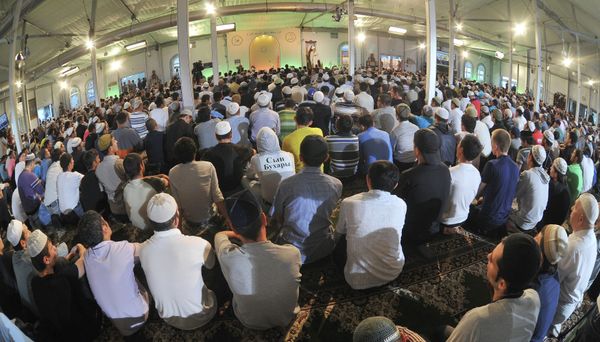 Muslims praying in a Moscow mosque - Sputnik International