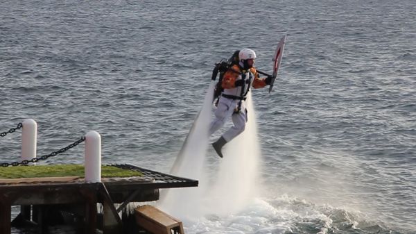 Jetpack torchbearer carries Olympic Flame from the waters of Lake Baikal - Sputnik International