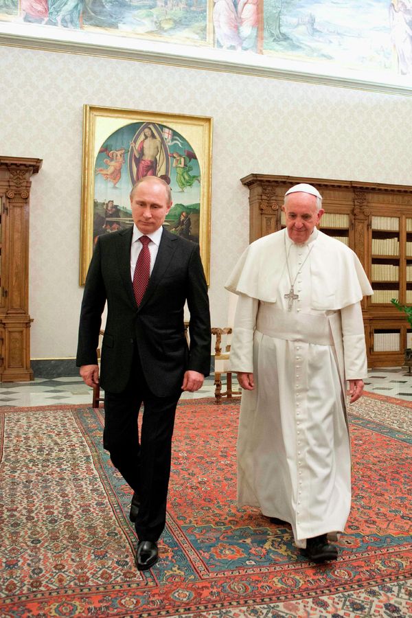 Pope Francis meets Russian President Vladimir Putin during a private audience at the Vatican, November 25, 2013 - Sputnik International