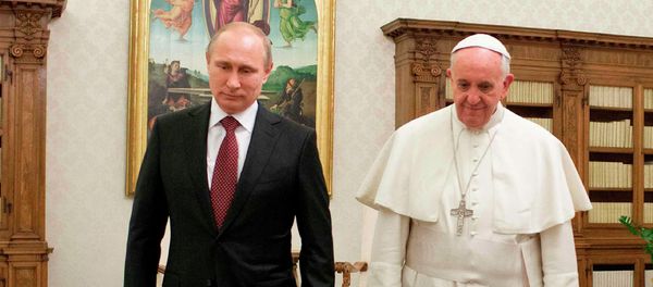 Pope Francis meets Russian President Vladimir Putin during a private audience at the Vatican, November 25, 2013 - Sputnik International