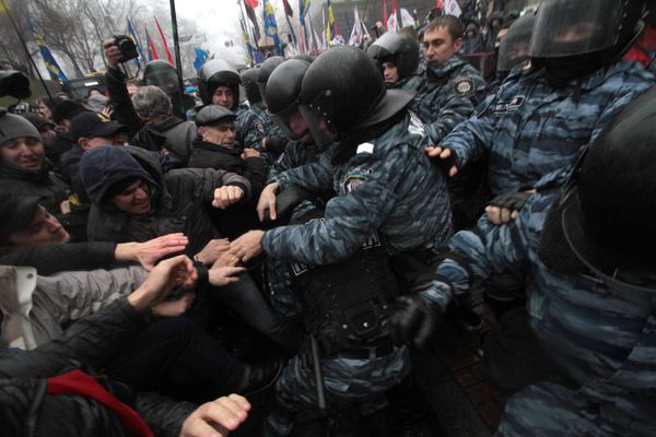 Protesters clash with riot police in Kiev, November 25, 2013 - Sputnik International