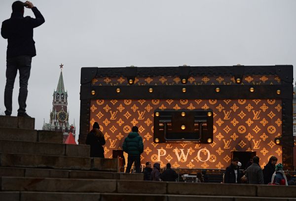 Gargantuan Designer Suitcase on Red Square Riles Russians - Sputnik International