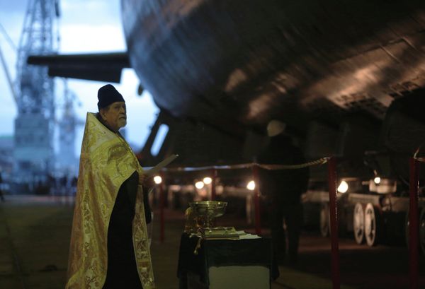 Russia Floats Out ‘Stealth’ Submarine - Sputnik International