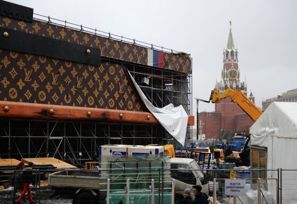 Louis Vuitton Faces Sanctions Over Giant Trunk on Red Square - Sputnik International