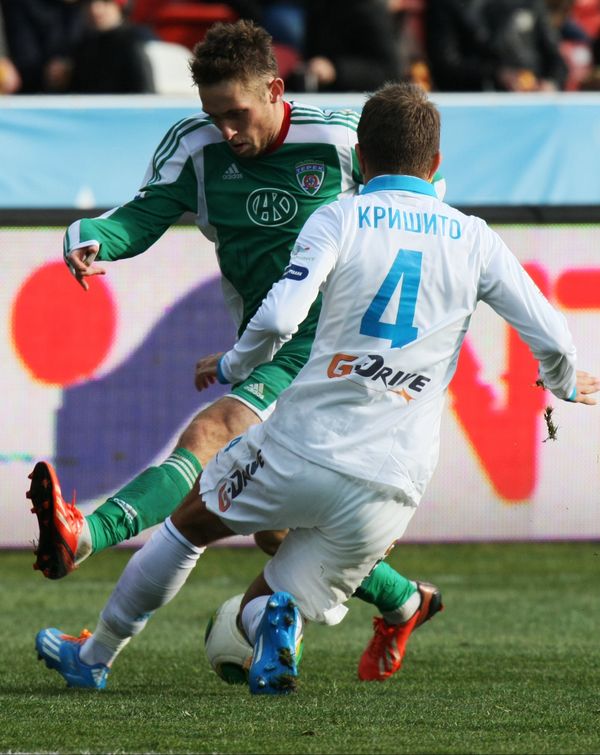 Zenit's Domenico Krishito (R) and Terek's Matsey Rybus - Sputnik International
