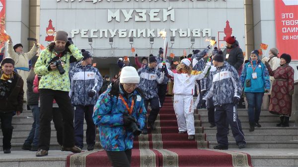 Horsemen and the Tuva people in national costumes greet the Olympic Flame - Sputnik International