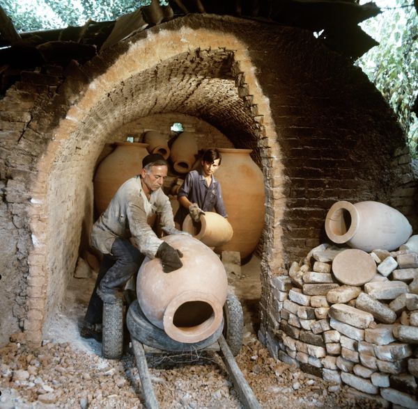 Georgian wine is traditionally sealed in the kvevri – amphora-like clay vessels - Sputnik International