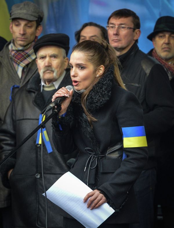 Yevhenia Tymoshenko reading out jailed Yulia Tymoshenko's message during the rally in Kiev, Dec. 8, 2013 Yevhenia Tymoshenko reading out jailed Yulia Tymoshenko's message during the rally in Kiev, Dec. 8, 2013 - Sputnik International