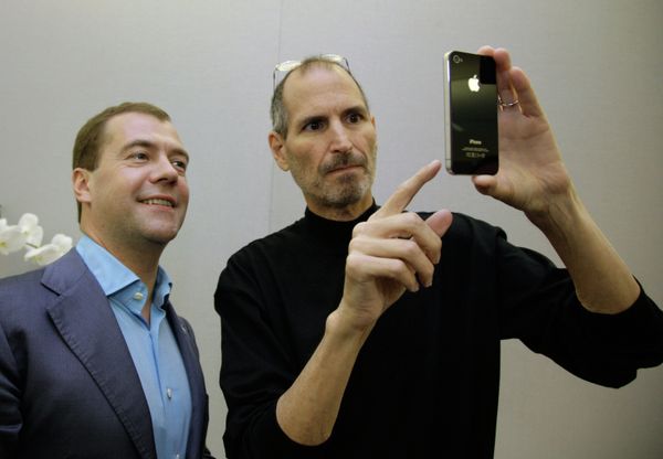 Dmitry Medvedev and Steve Jobs in June 2010 - Sputnik International