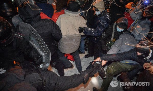 Removing Protesters’ Barricades in Kiev - Sputnik International