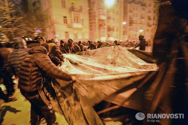 Removing Protesters’ Barricades in Kiev - Sputnik International