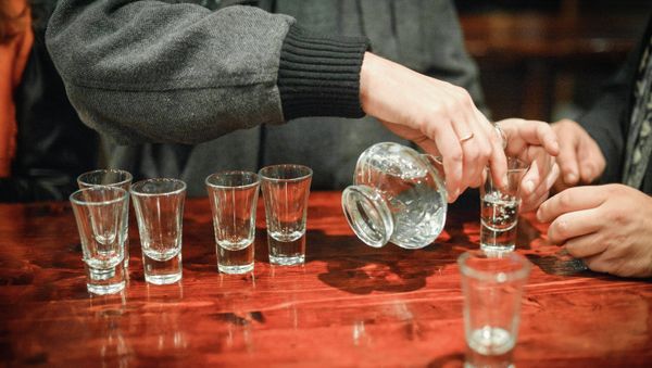 More than 38 million adults binge drink four times each month and 2,200 people die from alcohol poisoning every year in the United States - Sputnik International