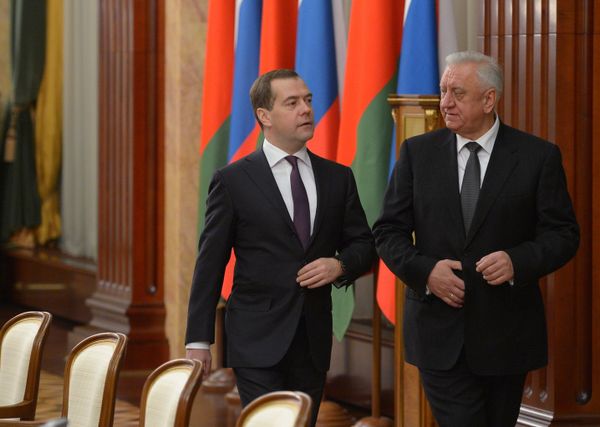 Dmitry Medvedev and Mikhail Myasnikovich - Sputnik International