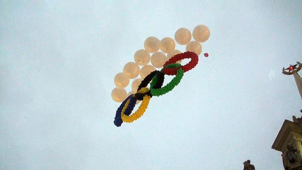 Olympic ring balloons launched during Yekaterinburg Olympic Relay leg - Sputnik International