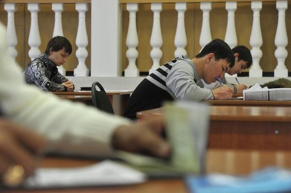 The State Duma introduced expanded obligatory educational and medical testing for foreigners - Sputnik International