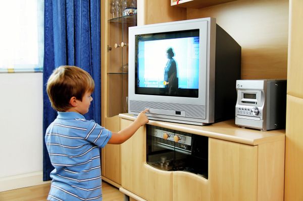 Children should not be allowed to see erotic scenes on TV, the Russian government’s media watchdog proposes - Sputnik International