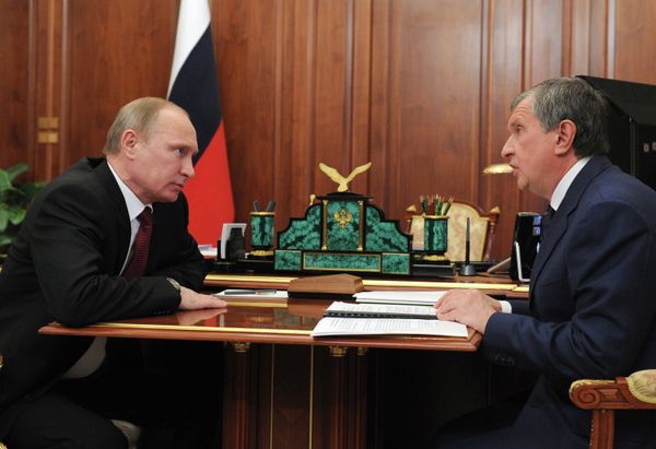Vladimir Putin and Igor Sechin - Sputnik International