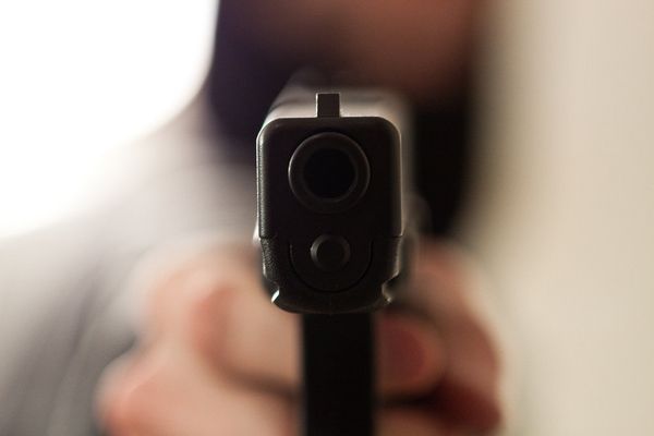 Two teenagers have been arrested for allegedly stealing snacks and sodas from a Moscow café at gunpoint - Sputnik International