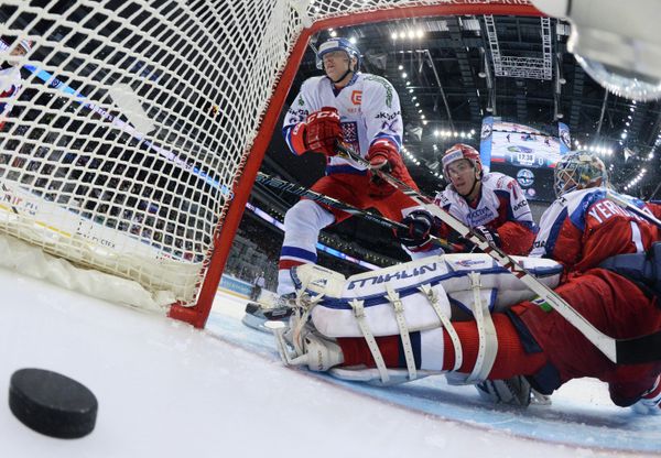Tomas Nosek scores a goal past Russian goaltender Alexander Yeryomenko - Sputnik International