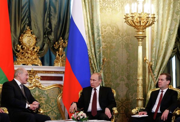 Belarusian President Alexander Lukashenko, Russian President Vladimir Putin and Prime Minister Dmitry Medvedev during a meeting in Moscow - Sputnik International