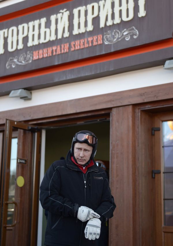 Putin Tries Out Olympic Slopes in Ski Trip to Sochi - Sputnik International