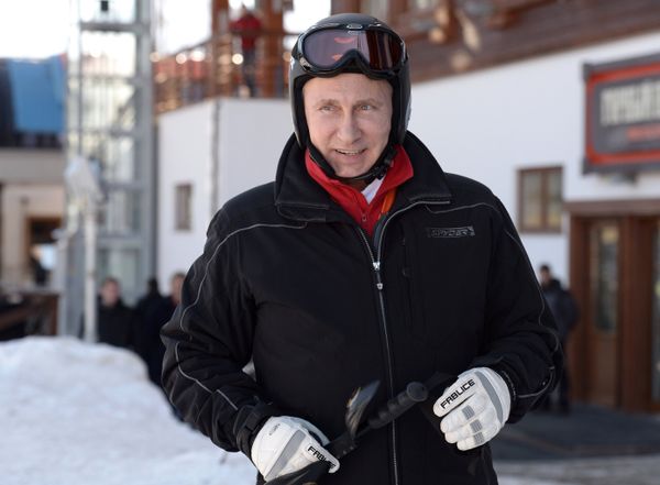 Putin Tries Out Olympic Slopes in Ski Trip to Sochi - Sputnik International