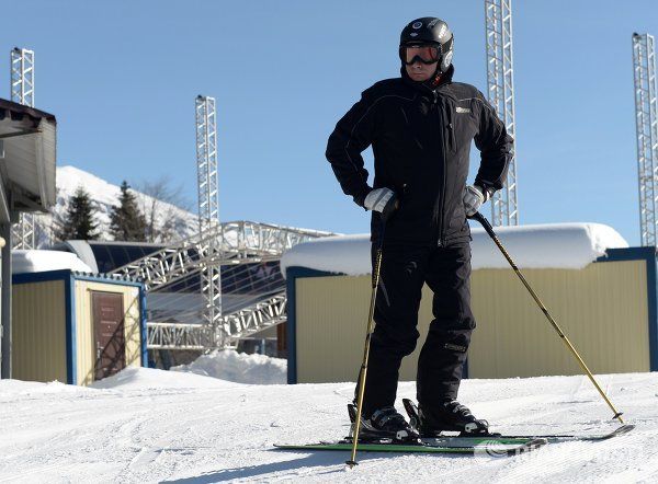 Putin Tries Out Olympic Slopes in Ski Trip to Sochi - Sputnik International