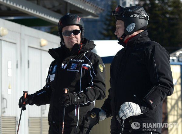 Putin Tries Out Olympic Slopes in Ski Trip to Sochi - Sputnik International