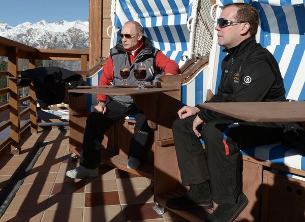 Putin Tries Out Olympic Slopes in Ski Trip to Sochi - Sputnik International