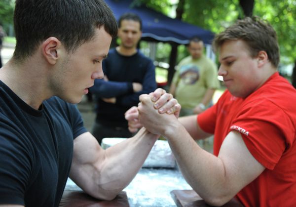 Two men decided to hold an arm wrestling 'tournament' and according to the rules of the drunken contest, the loser was to cut off his ear - Sputnik International
