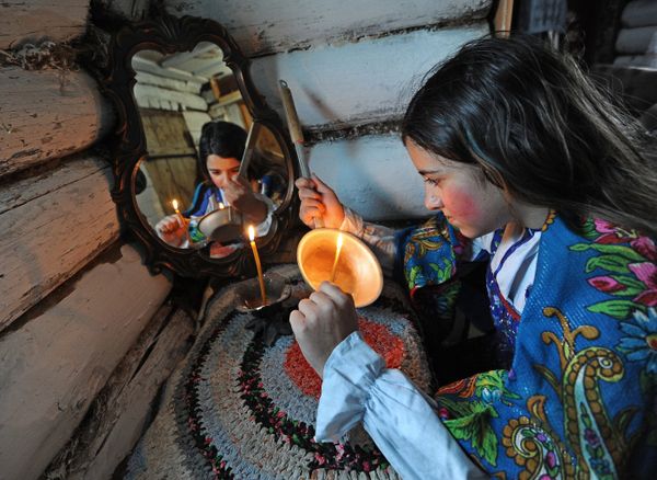 Yuletide Fortune Telling and Christmas Carols - Sputnik International