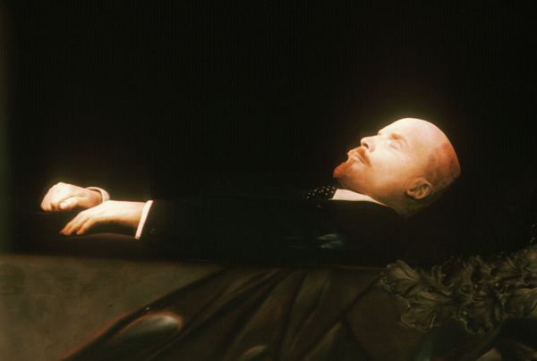 The saga of getting a suit for Lenin would last almost a year, involve thousands of Soviet employees, numerous institutes and a parcel from New Zealand - Sputnik International