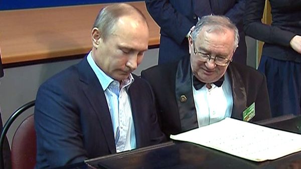 Putin Plays the Piano for Moscow Students - Sputnik International