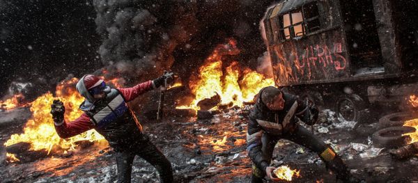 Rioters throw rocks and molotov cocktails at riot police in Kiev, January 22, 2014 - Sputnik International