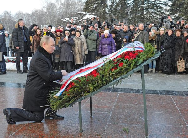 Putin helped lay a wreath in Russia’s national colors at the Motherland monument - Sputnik International