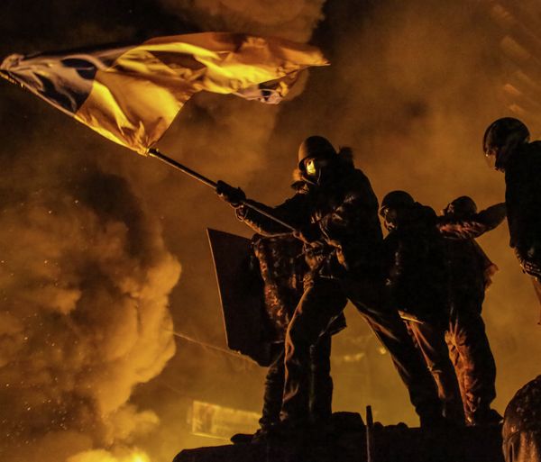 A rioter waves a Ukrainian flag during a clash with riot police in Kiev, January 25, 2014 - Sputnik International