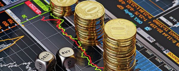 Стопки десятирублевых монет на экране с биржевыми графиками - Sputnik International