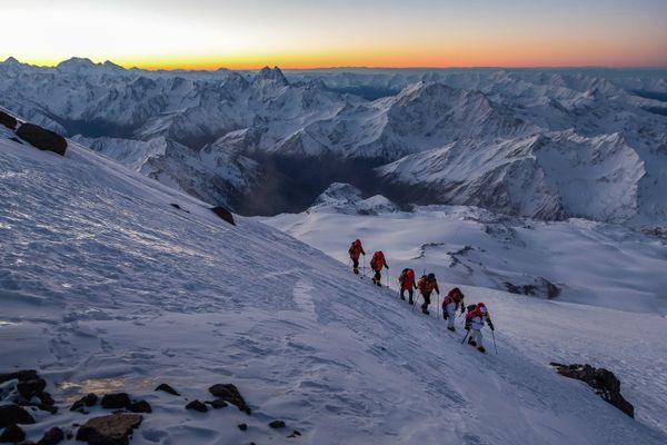 Olympic Torch Summits Europe’s Tallest Mountain - Sputnik International