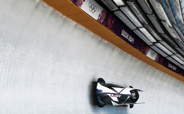 Two-men bobsleigh pilot Steven Holcomb of the US speeds down the ice track during unoffical progressive training at the Sanki sliding center in Rosa Khutor, February 5, 2014 - Sputnik International