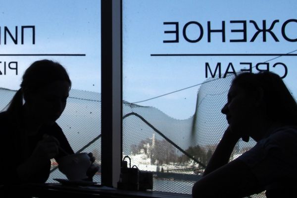 Diners enjoying the evening air on the balcony of a Sochi restaurant. - Sputnik International
