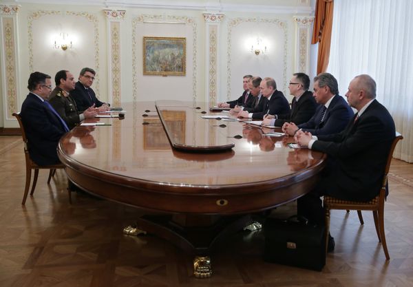 Egyptian Leader El-Sisi Meets Putin On First Foreign Trip - Sputnik International