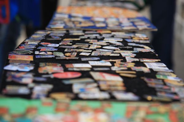 Pin traders lay out their duplicate pins for trading at the Sochi Olympics - Sputnik International