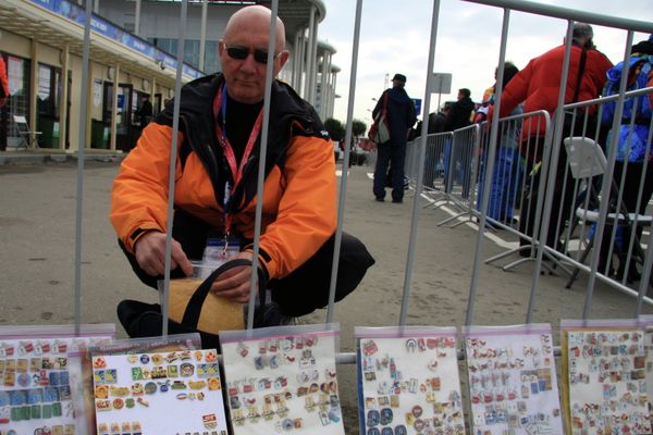Pin trader John Duick says he enjoys the girls almost as much as collecting - Sputnik International