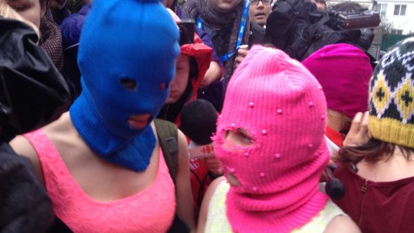 Pussy Riot members speaking to press after their release from police in Sochi - Sputnik International